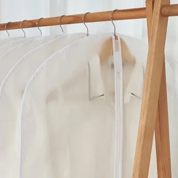 Průhledný obal na oblečení