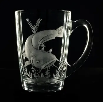 hrníček na čaj s rytinou sumce - ručně ryté (broušené) dárková krabička, dárek pro rybáře