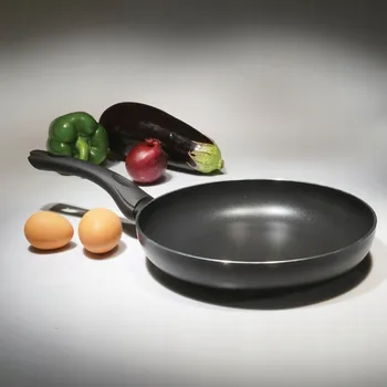 Pánev Tradiční pánev Tiross 20 cm s nepřilnavým povrchem