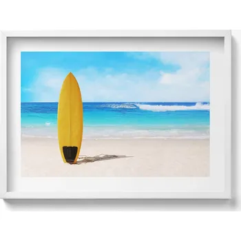 Obraz Obraz + bílý rámeček Žluté surfové prkno na pláži s mořem v pozadí 70x50 cm