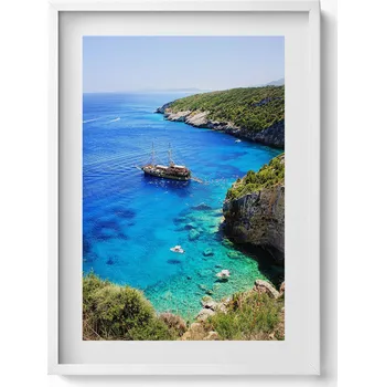 Obraz Závěsný obraz rámeček bílé barvy - Krajina s lodí na moři a pobřeží 50x70 cm