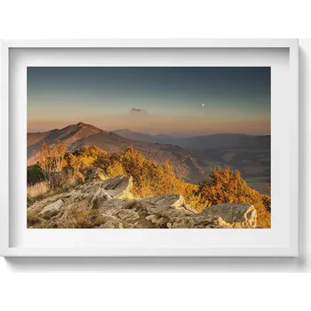 Obraz Nástěnný dekorativní obraz v bílém rámu s grafikou Hory Bieszczady 70x50 cm