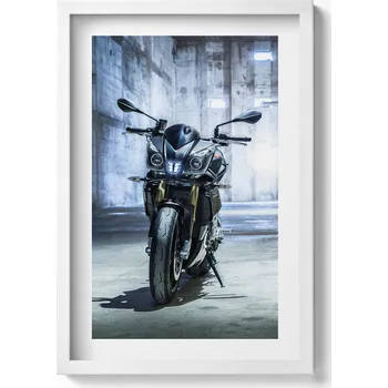 Obraz Obraz v bílém rámu do obýváku Motorka v betonové uličce města 40x60 cm