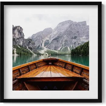 Obraz Nástěnný obraz v černém rámu s grafikou Loďka na horském jezeře 50x50 cm