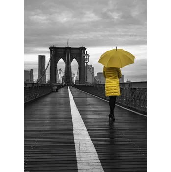 Obraz Plakát Turistka s deštníkem na procházce po moři, bez rámu, 39,5 x 55 cm