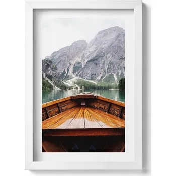 Obraz Nástěnný obraz v bílém rámu s grafikou Loďka na horském jezeře 20x30 cm