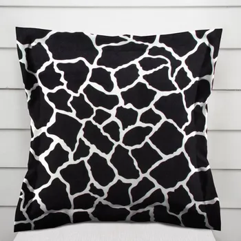 Povlak na dekorativní polštářek Sametový povlak na polštář s lemem Tamara TMR-015 Černobílý žirafí vzor 50 x 50 cm
