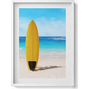 Obraz Bílý rámeček s obrazem Žluté surfové prkno na pláži s mořem v pozadí 50x70 cm