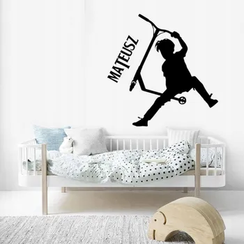 Samolepící dekorace Samolepka na zeď jméno dítěte koloběžka dekorace