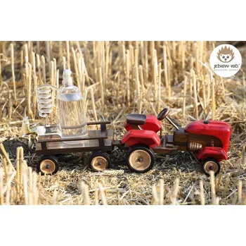 Láhev LUXUSNÍ DÁRKOVÁ LÁHEV - NOVÝ DŘEVĚNÝ TRAKTOR S DESTILAČNÍM PŘÍSTROJEM - S ALKOHOLEM 40% ŠVESTKA