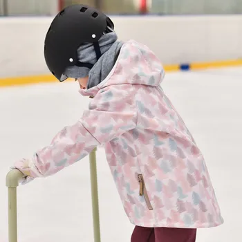 růžová lyžařská bunda s potiskem lesa