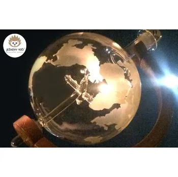 LUXUSNÍ DÁRKOVÁ LÁHEV - SKLENĚNÝ GLOBUS S LETADLEM VE DŘEVĚNÉM STOJÁNKU - BEZ ALKOHOLU