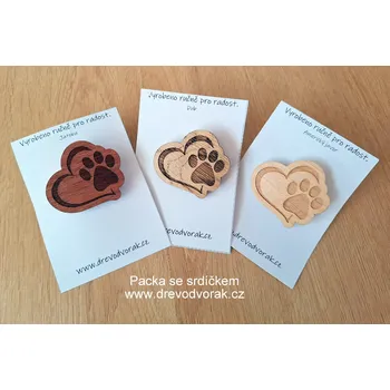 Brož Dřevěná brož PACKA SE SRDÍČKEM Varianta: Ručně malovaná
