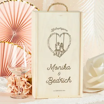 Dárková krabička Dřevia Dřevěná krabička na dvě vína - Novomanželé srdce, se jménem