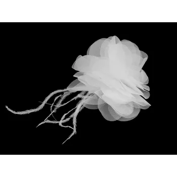 Šifónový květ s peřím k našití a nalepení Ø8-9 cm, barva 1 bílá