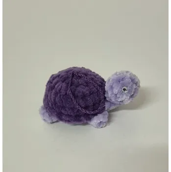 Háčkovaný přívěsek na klíče - želva Barva: Fialová