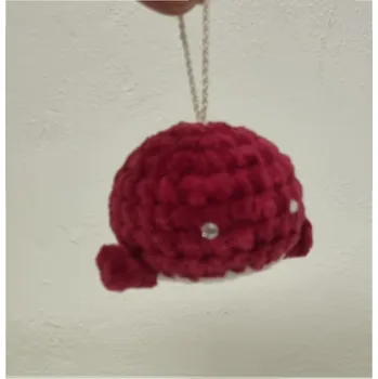 Háčkovaný přívěsek na klíče - velryba Barva: Tmavě červená