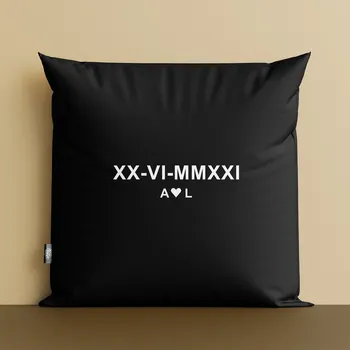 Dekorativní polštářek Polštář s iniciály jmen a datem černý
