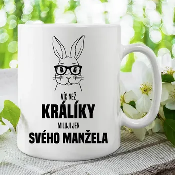 Žertovný předmět Víc než králíky miluji jen svého manžela - hrnek s potiskem