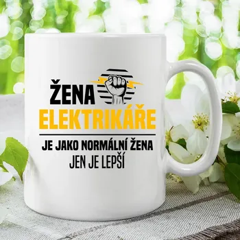 Žertovný předmět Žena elektrikáře je jako normální žena, jen je lepší - hrnek s potiskem
