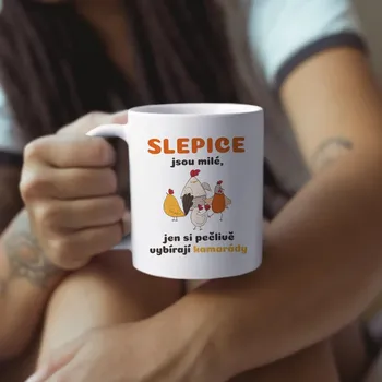 Žertovný předmět Slepice jsou milé, jen si pečlivě vybírají kamarády - hrnek s potiskem