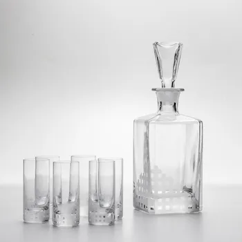 Sada 1x skleněná láhev, 1x skleněná zátka a 6x sklenice na panáky čirá