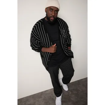 Pánský svetr STHUGE, Plus size STHUGE pletený svetr, proužkovaný, výstřih do V, odznak, do 8 XL pro plnoštíhlé nadměrná velikost, 831893100-1452, černý, 3XL, Plus size oblečení, Oblečení pro vysoké muže, Nadměrné velikosti, Oblečení pro plnoštíhlé.