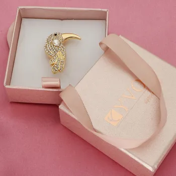 Brož Yvon Zlatá brož ve tvaru tukana s třpytivými krystaly