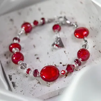 Náramek Lampglas Náramek Red Mother of Pearl s 24karátovým zlatem v perlách Lampglas Zvolte styl náramku: Výraznější vzhled