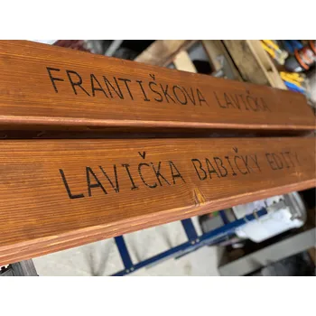 Gravírování Gravírování textu do nábytku Pekárek