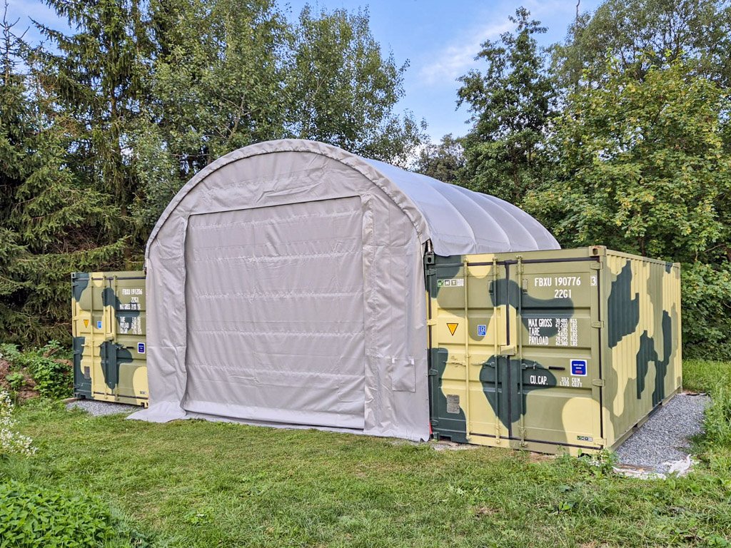 Přístřešek na lodní kontejnery | Šířka 6 m | Délka 6 m Barva: Šedá, Čelo s vraty: Ano