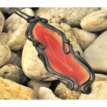 Přívěsek Filipová ACHÁT - červený na závěsu