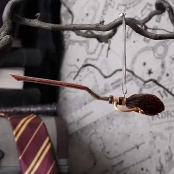 Vánoční ozdoba Nemesis Now Harry Potter koště KULOVÝ BLESK 15.5cm vánoční ozdoba