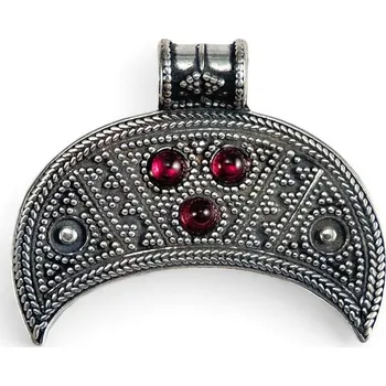 Přívěsek Drakkaria LUNICE, velkomoravský stříbrný přívěsek, Ag 925 a granát