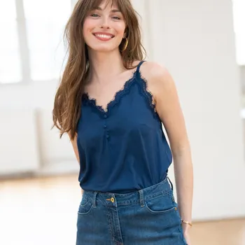 Top s krajkou, knoflíčky ve výstřihu a nastavitelnýmiramínky nám. modrá 56