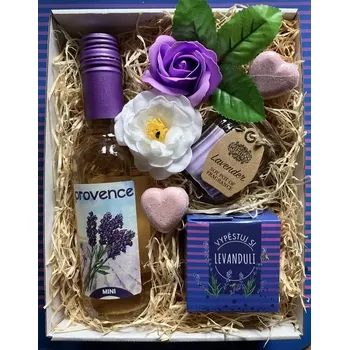 Dárkový potravinový koš Dárkový balíček pro ženy s levandulí – víno, svíčka, koupel
