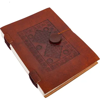 Karnevalový kostým House of Warfare Zápisník ve středověkém stylu s&nbsp;ornamentální ražbou na kožených deskách