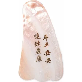 Masážní kámen Gua sha z mušloviny tvar ploutve s čínskými znaky 10 cm délka cca 10 cm