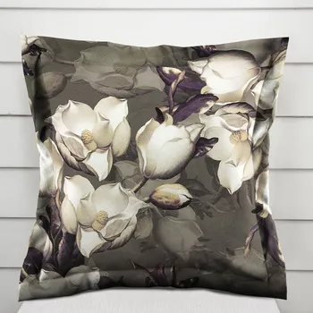 Povlak na dekorativní polštářek Sametový povlak na polštář s lemem Tamara TMR-034 Květy gardénie na hnědošedém 40 x 40 cm