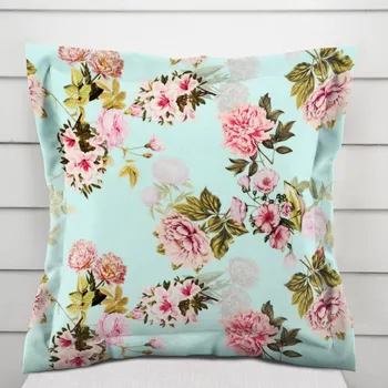 Povlak na dekorativní polštářek Sametový povlak na polštář s lemem Tamara TMR-038 Růžová zahrada na světle modrém 35 x 45 cm