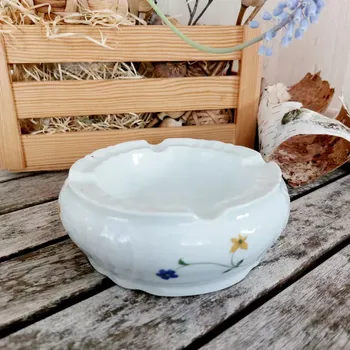 BERNADOTTE popelník 13 cm, modrožluté kytičky, Thun 1794 (Porcelánový popelník 2. jakost)