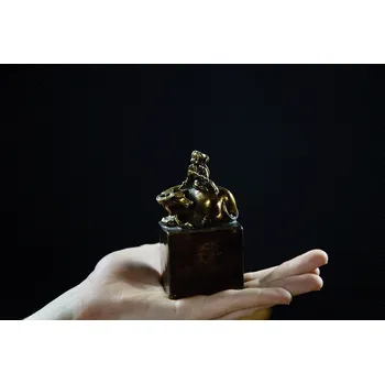 Pečeť Pečetidlo 一個女孩坐在一頭公牛上