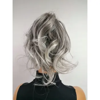 Paruka Příčesek krátké syntetické vlasy světle šedé Mona