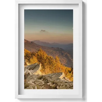 Obraz Nástěnný dekorativní obraz v bílém rámu s grafikou Hory Bieszczady 40x60 cm