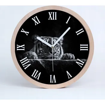 Hodiny Dřevěné nástěnné hodiny s římskými číslicemi a motivem tygra, průměr 30 cm