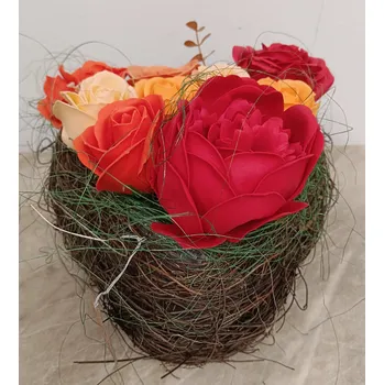 RV studio Louny s.r.o. Mýdlová dekorace 9 květů v proutěném košíku ve tvaru srdce