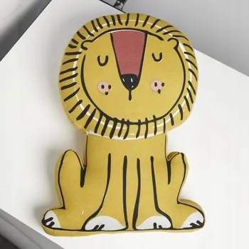 Polštář POLŠTÁŘ PRO DĚTI DEKORATIVNÍ PLYŠÁK LEV 60 x 42 cm