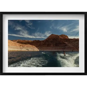 Obraz Elegantní obraz do obýváku v černém rámu Osoba na vodních lyžích 70x50 cm