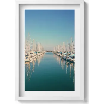 Obraz Elegantní obraz do obývacího pokoje v bílém rámu Lodě na vodě jezeře 40x60 cm