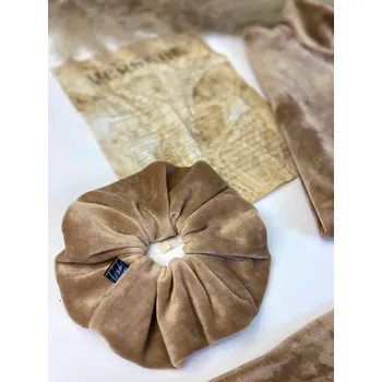 Scrunchie velurová gumička v hnědé barvě